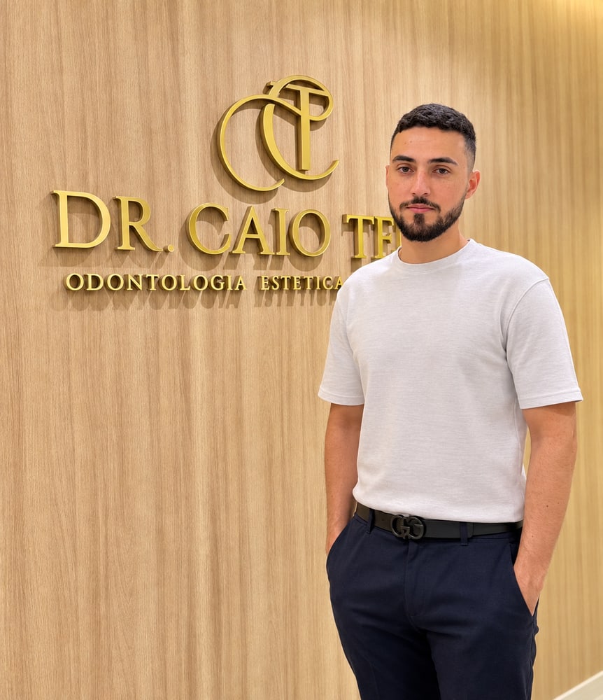 Dr. Caio Teles, cirurgião-dentista, na recepção da clínica